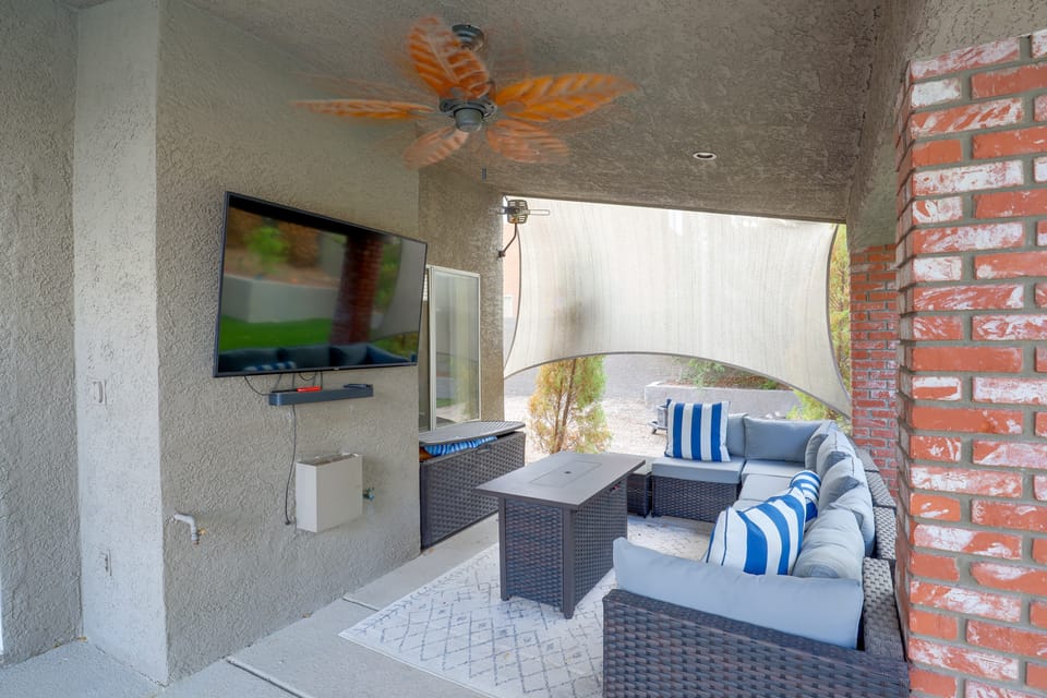 Private Pool & Patio: Modern Henderson Home House in Paradise