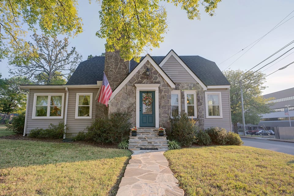 Explore Scenic City | Cozy Getaway | Sleeps 8! House in Chattanooga