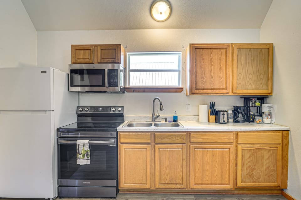Walk to Main St! Group-Friendly Stockdale Getaway House in Texas