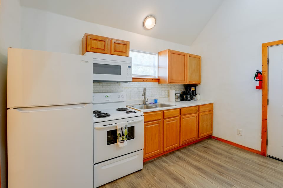 Walk to Main St! Group-Friendly Stockdale Getaway House in Texas