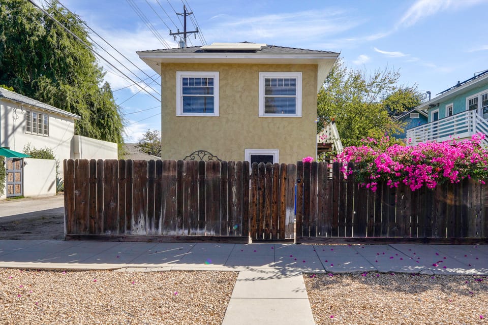 Walk to Pickleball, Parks, Pubs! Cozy Dtwn Apt House in Bakersfield