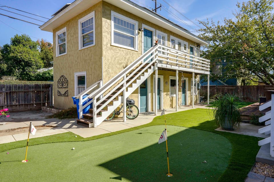 Walk to Pickleball, Parks, Pubs! Cozy Dtwn Apt House in Bakersfield