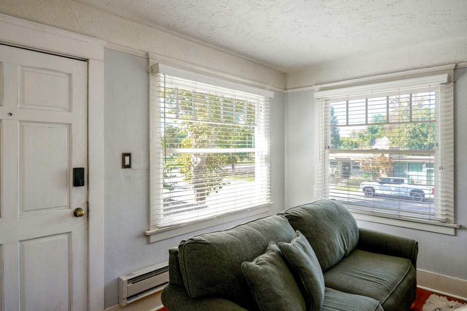Walk to Pickleball, Parks, Pubs! Cozy Dtwn Apt House in Bakersfield