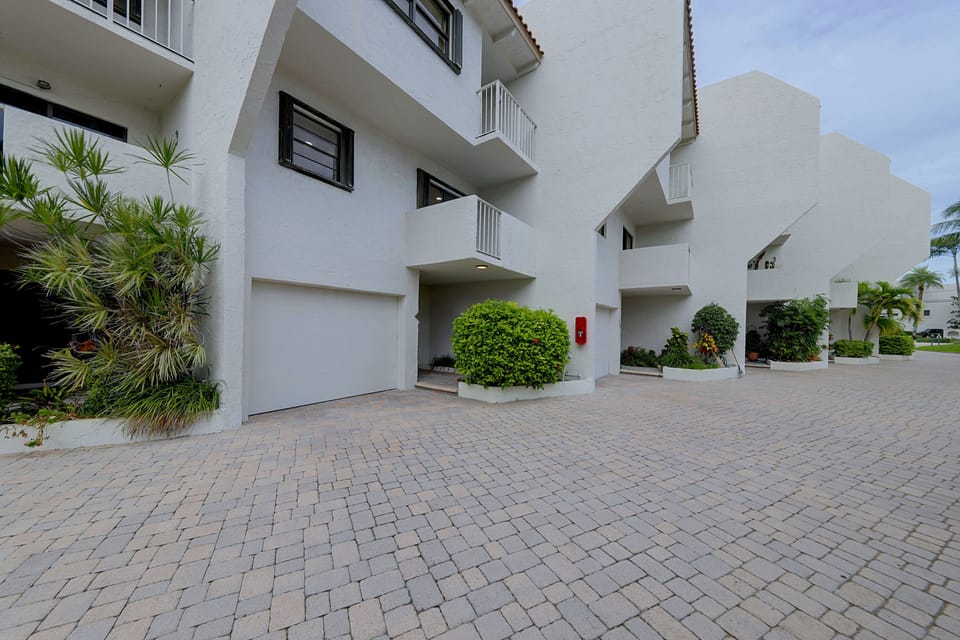 Relax Poolside, Walk to Ocean! Hillsboro Beach Gem Apartment in Hillsboro Beach