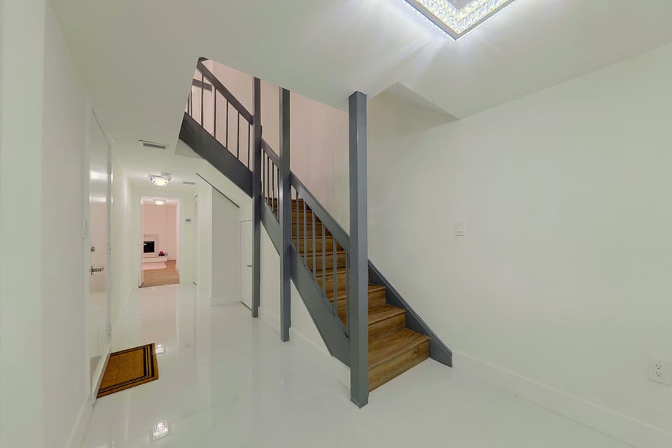 Relax Poolside, Walk to Ocean! Hillsboro Beach Gem Apartment in Hillsboro Beach