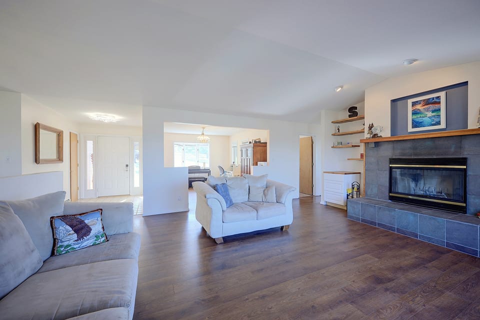 Helena Valley Home w/ Mtn Views & Acre House in Montana