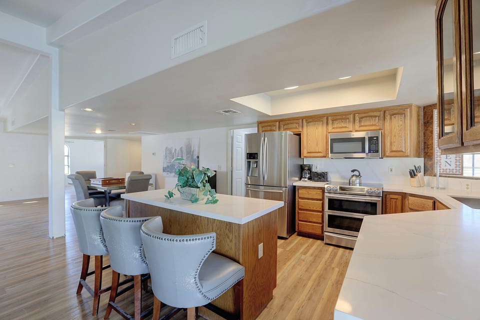 Near Hiking! Mtn-View Poolside Retreat in Phoenix House in New River