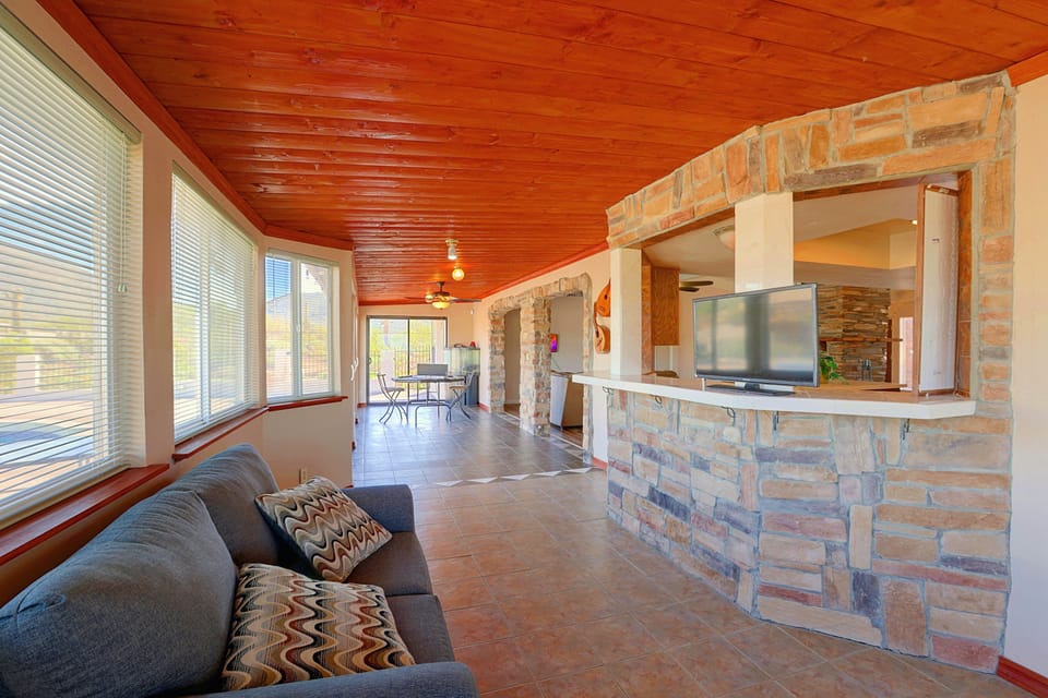 Near Hiking! Mtn-View Poolside Retreat in Phoenix House in New River
