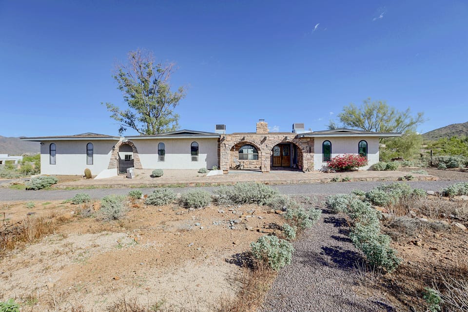 Near Hiking! Mtn-View Poolside Retreat in Phoenix House in New River