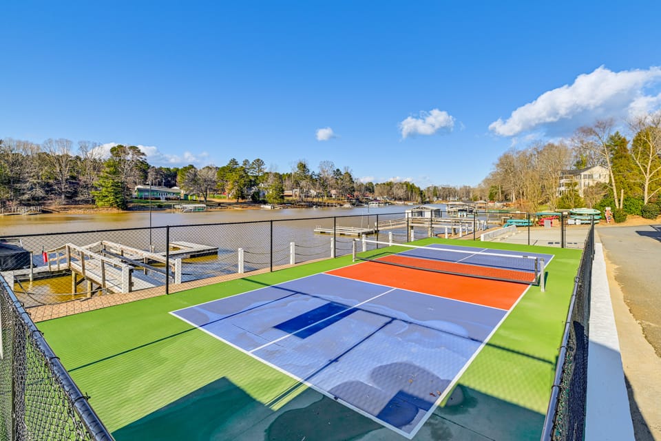 Lake Norman Views! Tiny Home w/ Deck House in Lake Norman