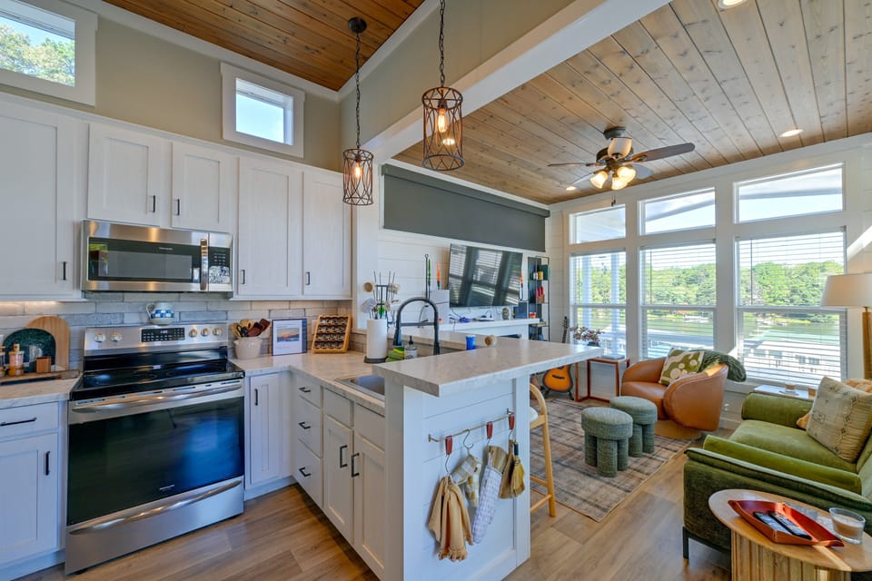 Lake Norman Views! Tiny Home w/ Deck House in Lake Norman