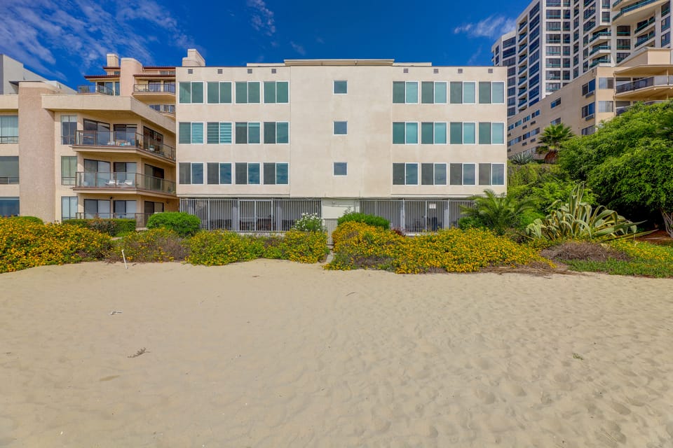 Your Oceanfront Home Away From Home in Long Beach Apartment in Long Beach