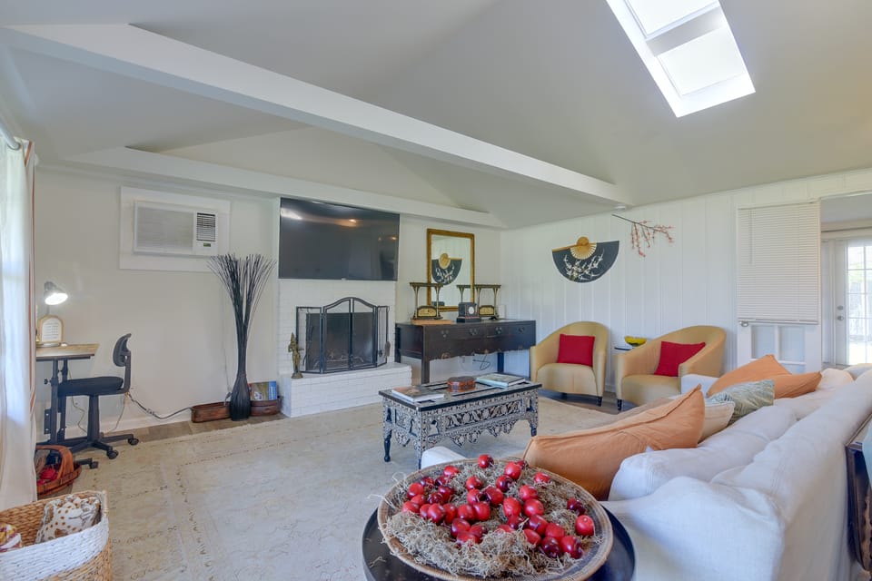 Steps to Cove Park Boat Ramp! Kemah Home w/ Yard House in Seabrook