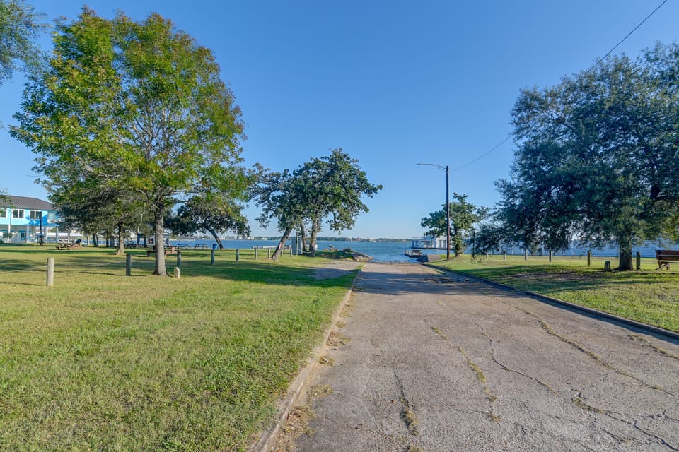 Steps to Cove Park Boat Ramp! Kemah Home w/ Yard House in Seabrook
