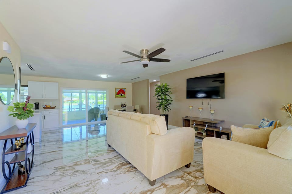 Right on Canal! Sleek Home Near Gulf Coast Fun House in Hudson