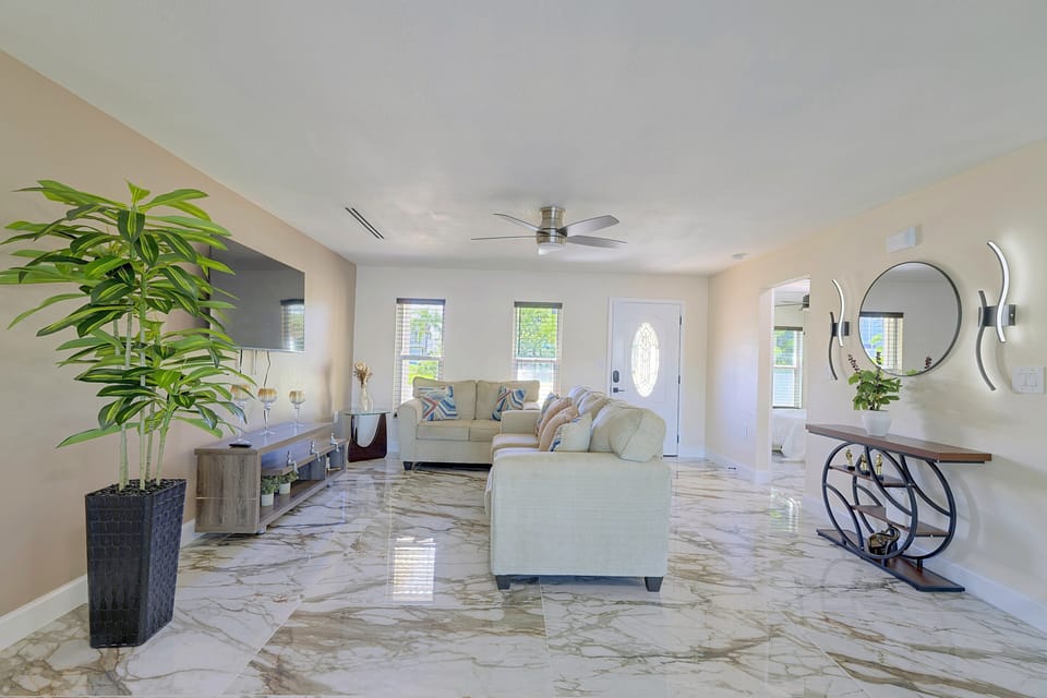Right on Canal! Sleek Home Near Gulf Coast Fun House in Hudson