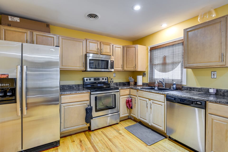 1 Mi to Colonial Beach! Coastal Escape w/ Fire Pit House in Colonial Beach