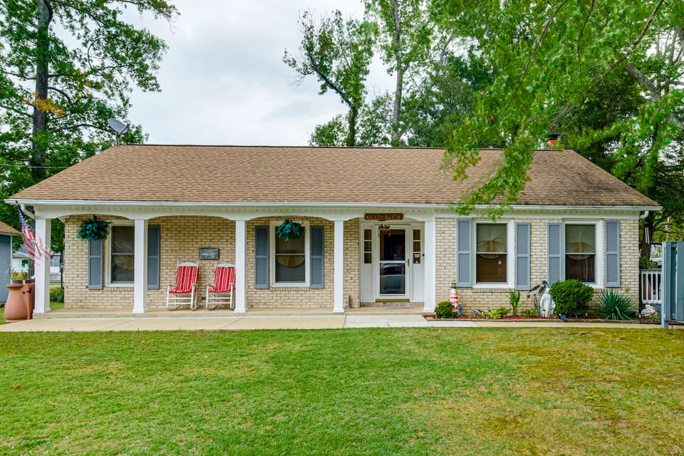 1 Mi to Colonial Beach! Coastal Escape w/ Fire Pit House in Colonial Beach