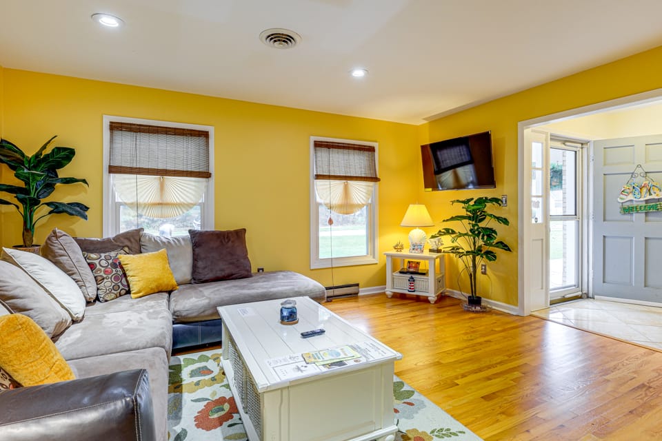 1 Mi to Colonial Beach! Coastal Escape w/ Fire Pit House in Colonial Beach