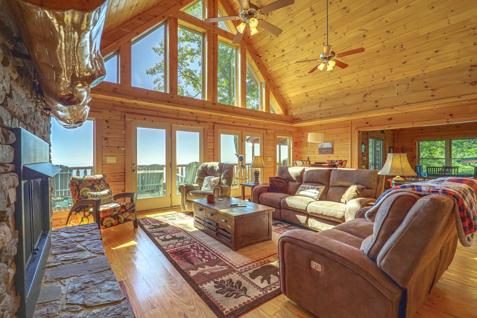 Hot Tub, Fire Pit, Views & More: Blowing Rock Gem House in Caldwell