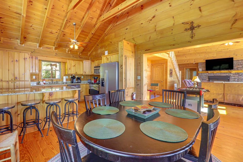 Hot Tub, Fire Pit, Views & More: Blowing Rock Gem House in Caldwell