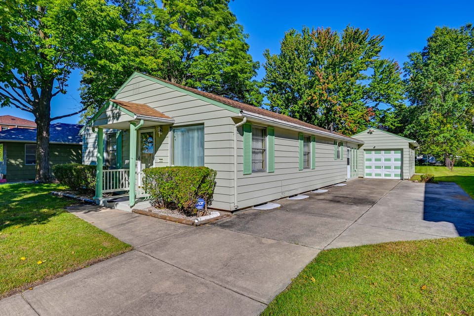1 Mi to Notre Dame & Dtwn: Charming Home w/ Yard House in South Bend