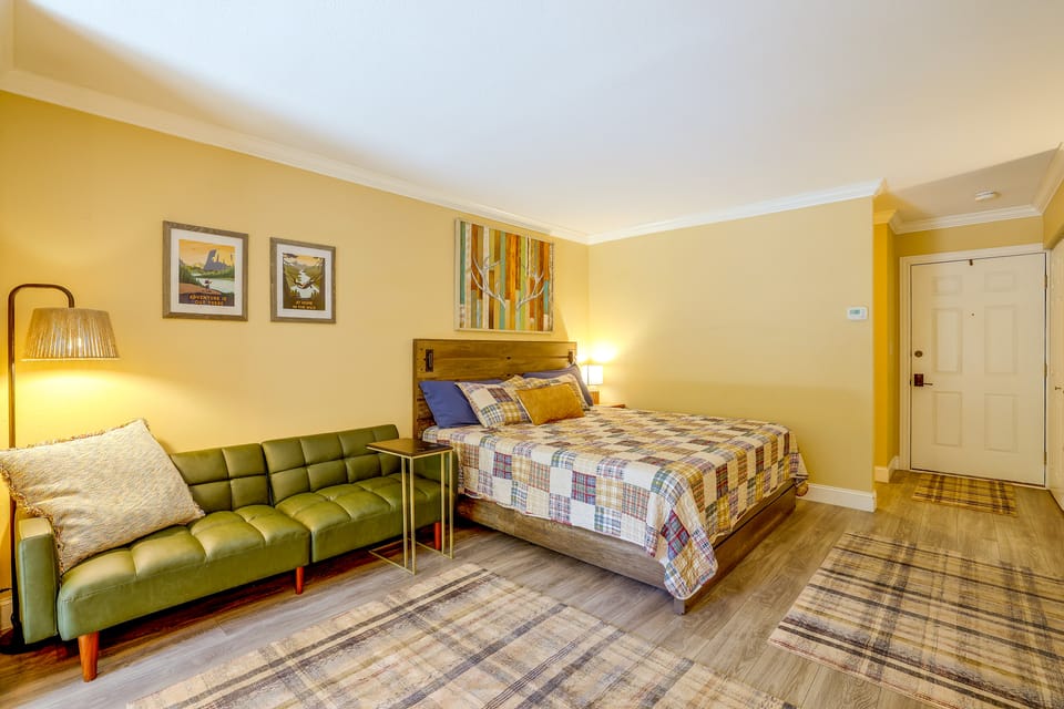 Lake Lure Mtn Getaway w/ Private Balcony Apartment in Lake Lure