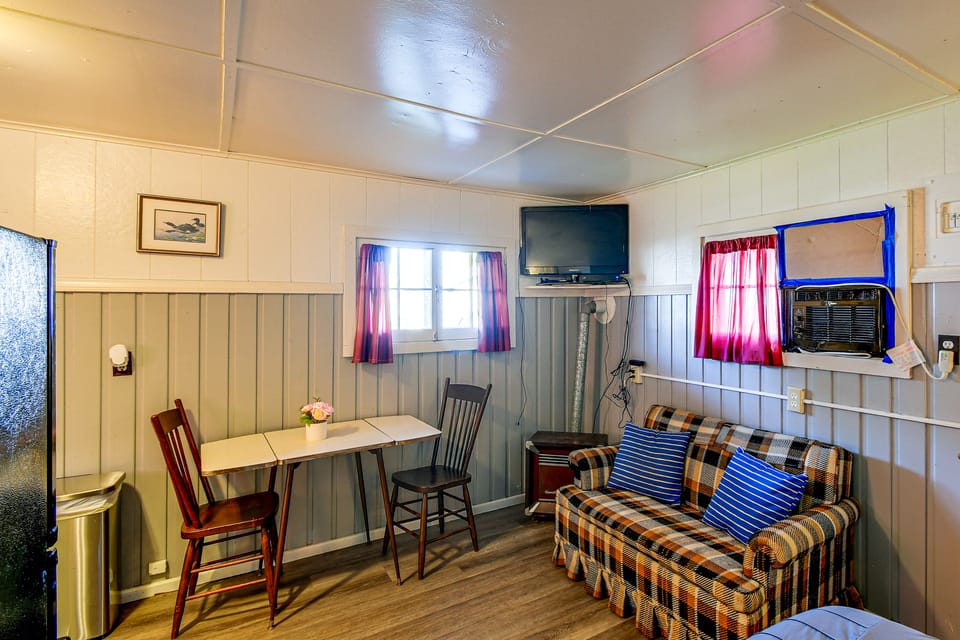 Quaint Couple’s Unit w/ Lake Access in Tawas City Apartment in Tawas City