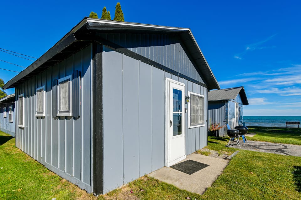 Direct Shoreline Access! Tawas City Cabin House in Tawas City