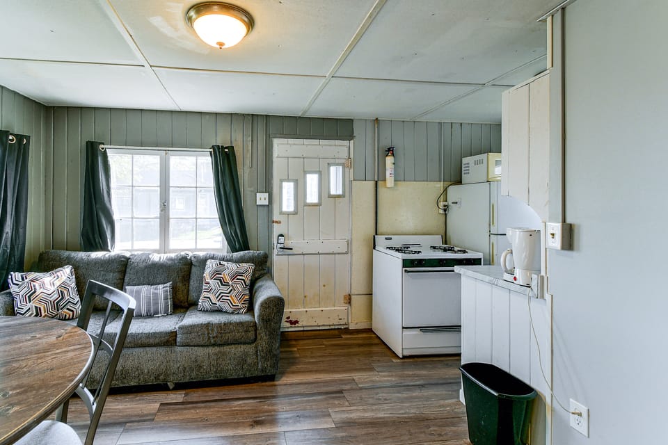 Direct Shoreline Access! Tawas City Cabin House in Tawas City