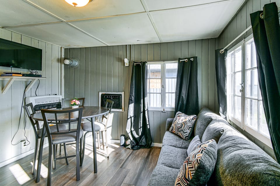 Direct Shoreline Access! Tawas City Cabin House in Tawas City