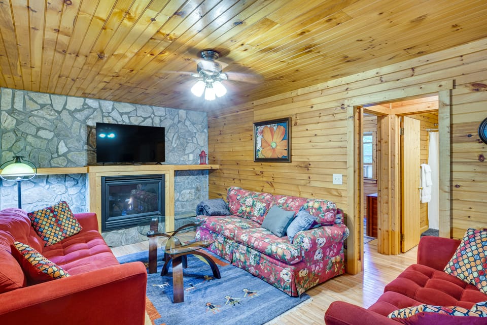 Rustic Cabin Retreat in the Peaceful Mountains House in North Carolina