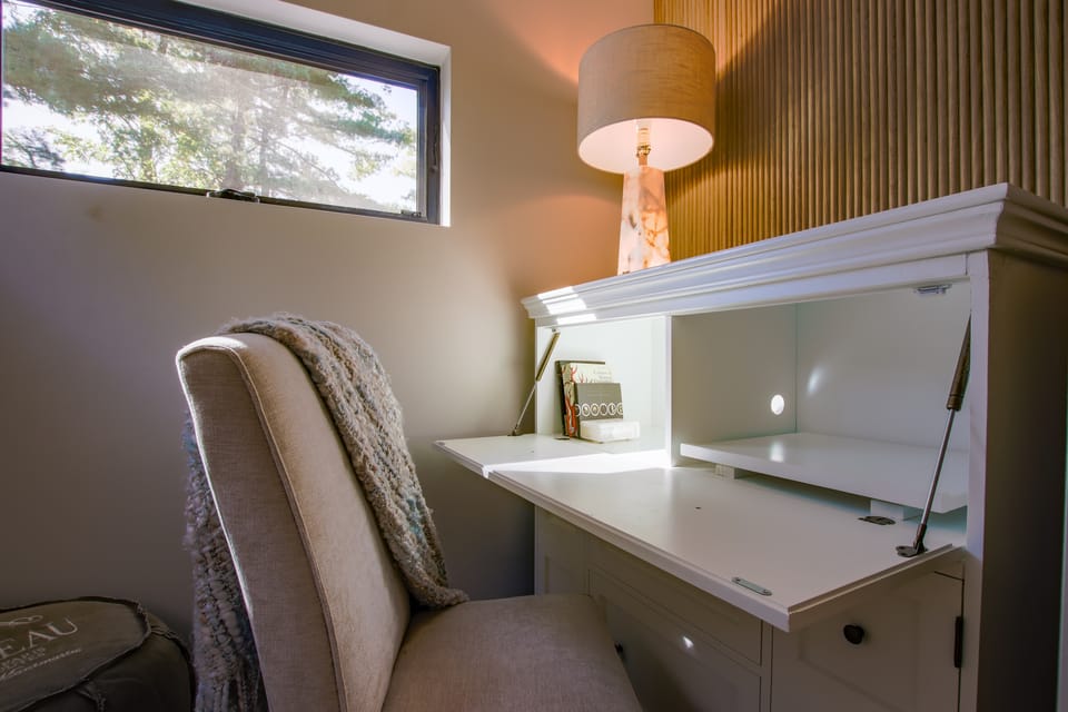 Mid-Century Modern Chateau du Coach House Apartment in Iowa