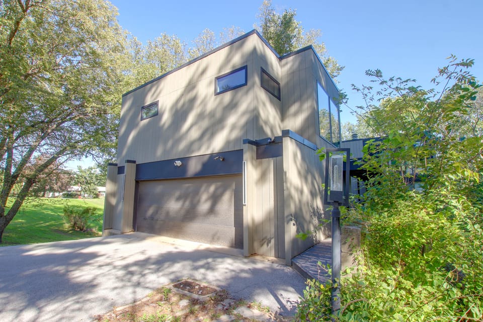 Mid-Century Modern Chateau du Coach House Apartment in Iowa