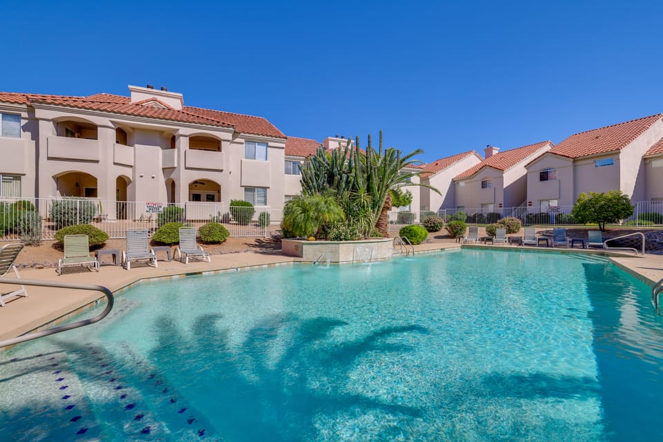 Resort-Style Pool & Hot Tub! Condo Near Hiking Apartment in Paradise Valley
