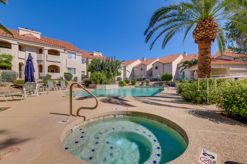 Resort-Style Pool & Hot Tub! Condo Near Hiking Apartment in Paradise Valley