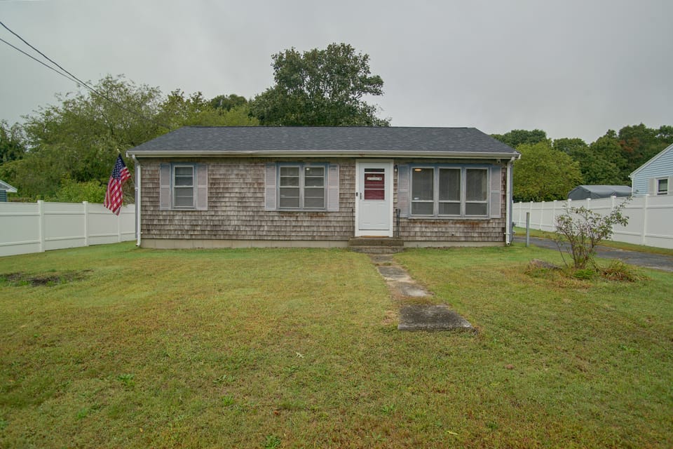 1 Mi to Onset Beach: Classic Cape Cod Retreat House in Wareham