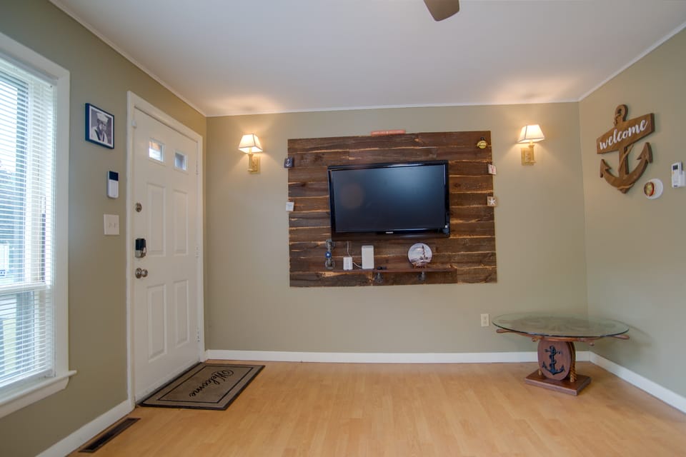 1 Mi to Onset Beach: Classic Cape Cod Retreat House in Wareham
