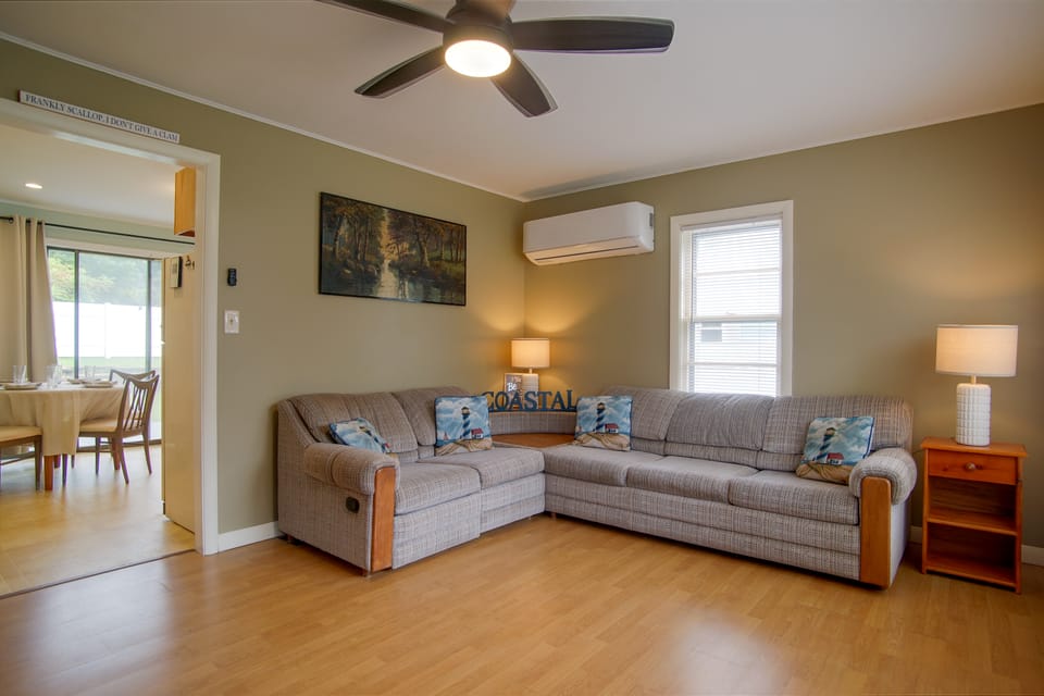 1 Mi to Onset Beach: Classic Cape Cod Retreat House in Wareham