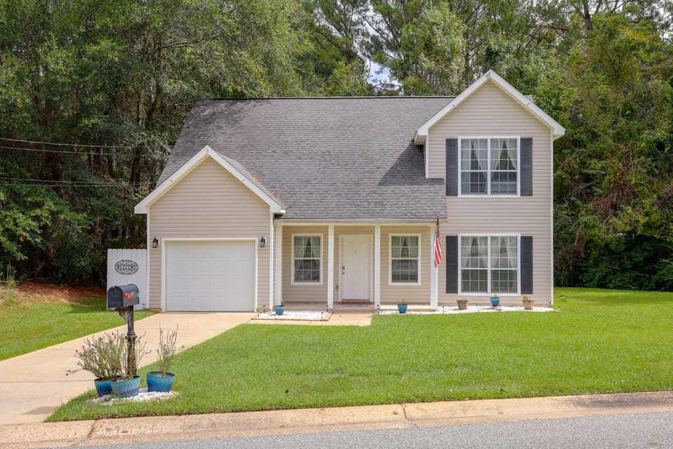 3 Community Pools! Golfer’s Retreat in Lake Forest House in Daphne