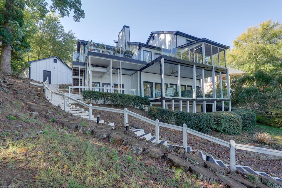 Private Dock! Luxury Beachfront Lake Lanier Escape House in Buford