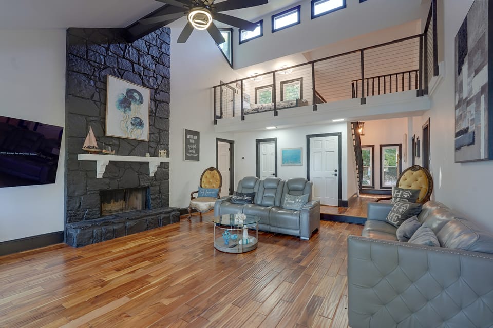 Private Dock! Luxury Beachfront Lake Lanier Escape House in Buford