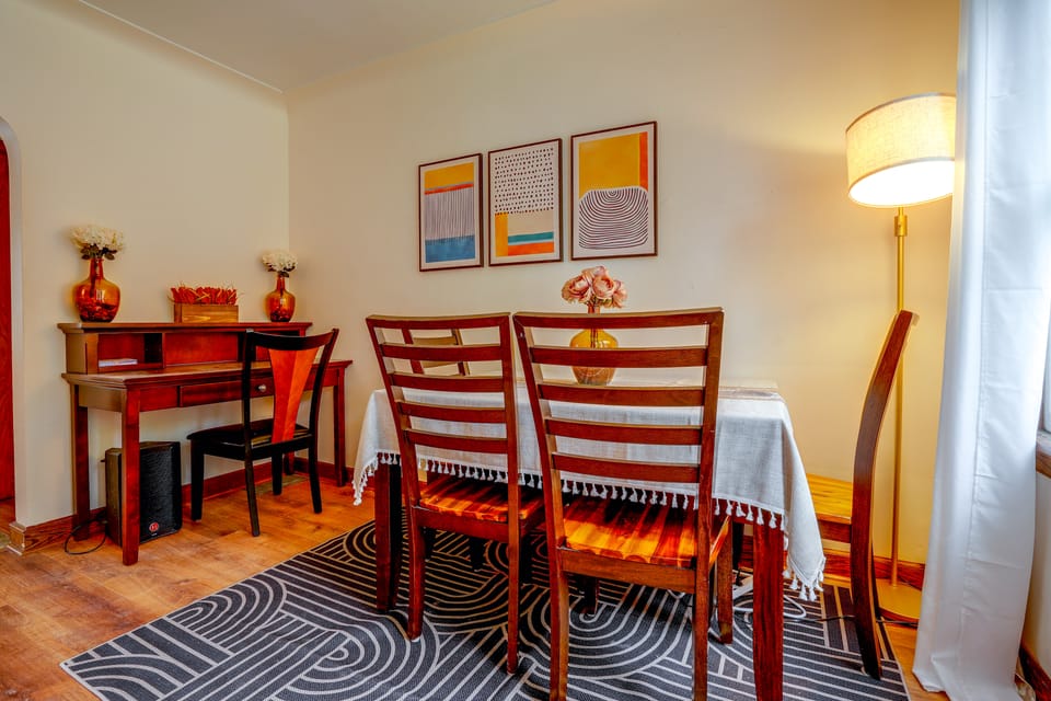 Walk to Light Rail & Local Eats: Cozy Duplex Apartment in Minneapolis
