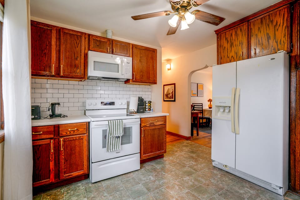Walk to Light Rail & Local Eats: Cozy Duplex Apartment in Minneapolis