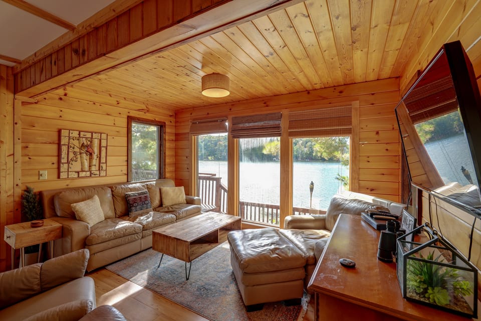 Lakefront Traverse City Cabin on Rennie Lake House in Michigan