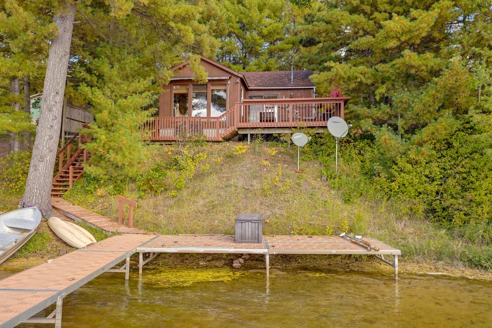 Lakefront Traverse City Cabin on Rennie Lake House in Michigan