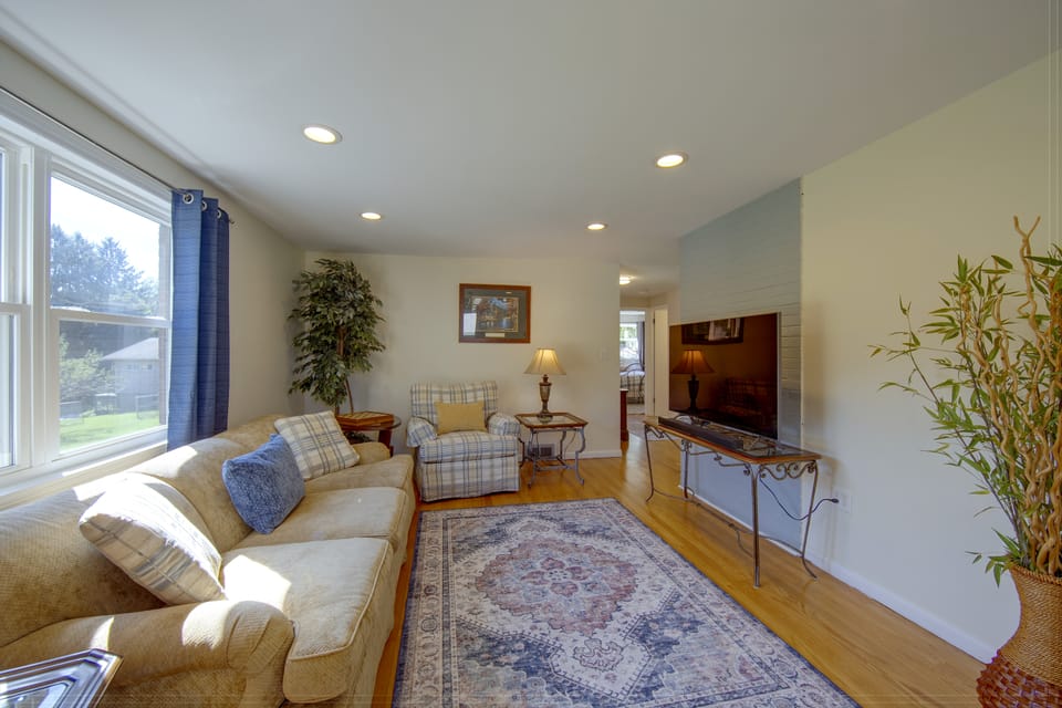 4 Mi to Italian Lake! Quaint, Mtn-View Unit House in Pennsylvania