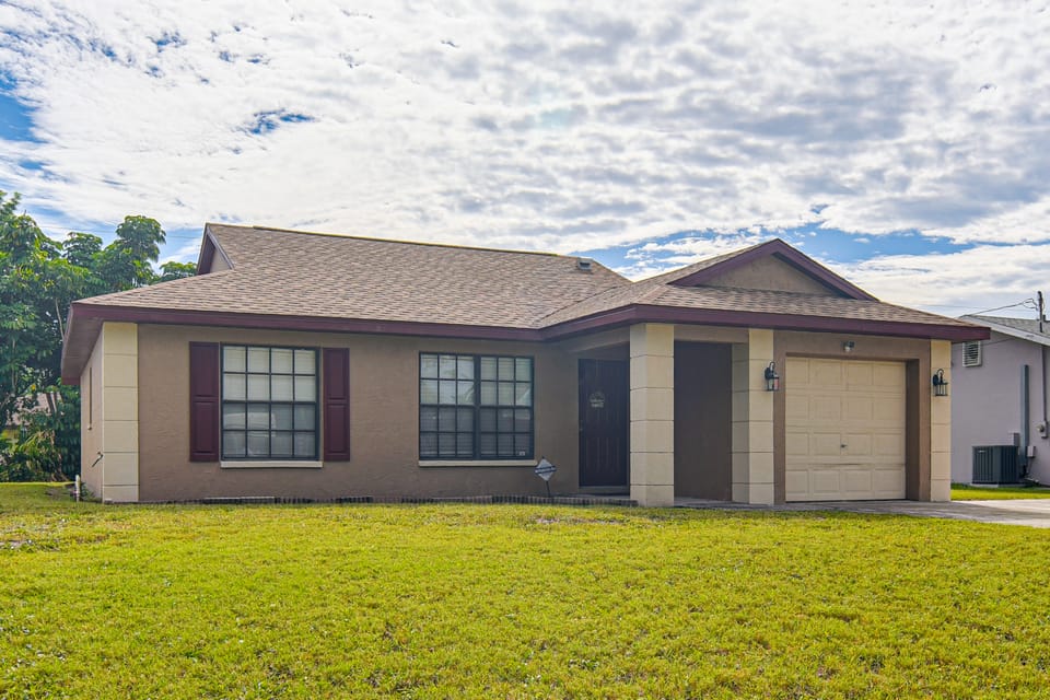 4 Mi to Dtwn & St Pete Pier! Snowbird Retreat House in St Petersburg