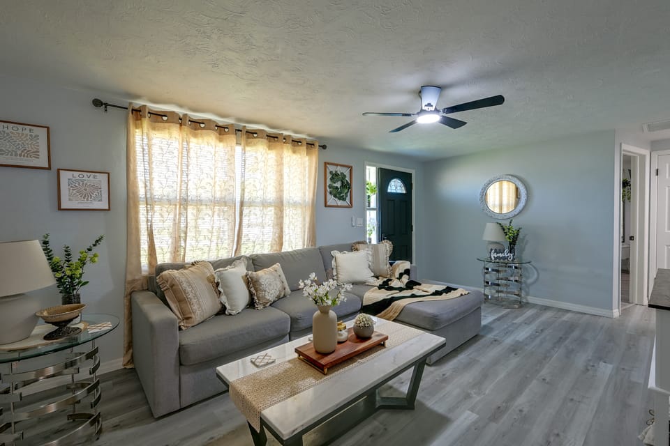 Yaya Weeki Wache Gateway 2BR Home w/ Backyard House in Spring Hill