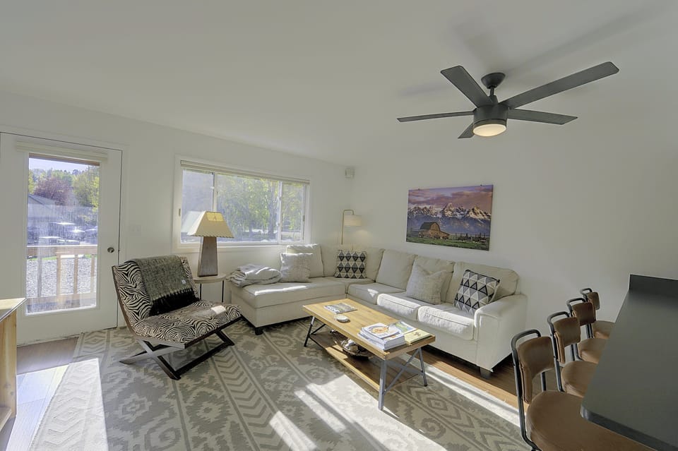 Walk to Snow King & Jackson Town Square! Cozy Unit Apartment in Jackson